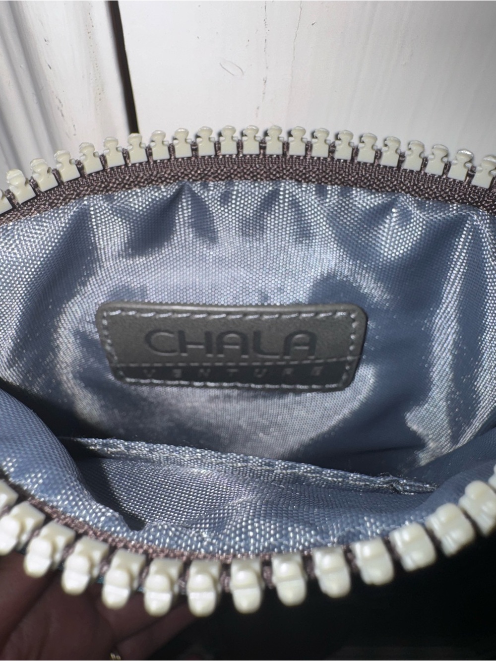 Chala Turtle Venture Crossbody Bag NEW - Picture 5 of 9